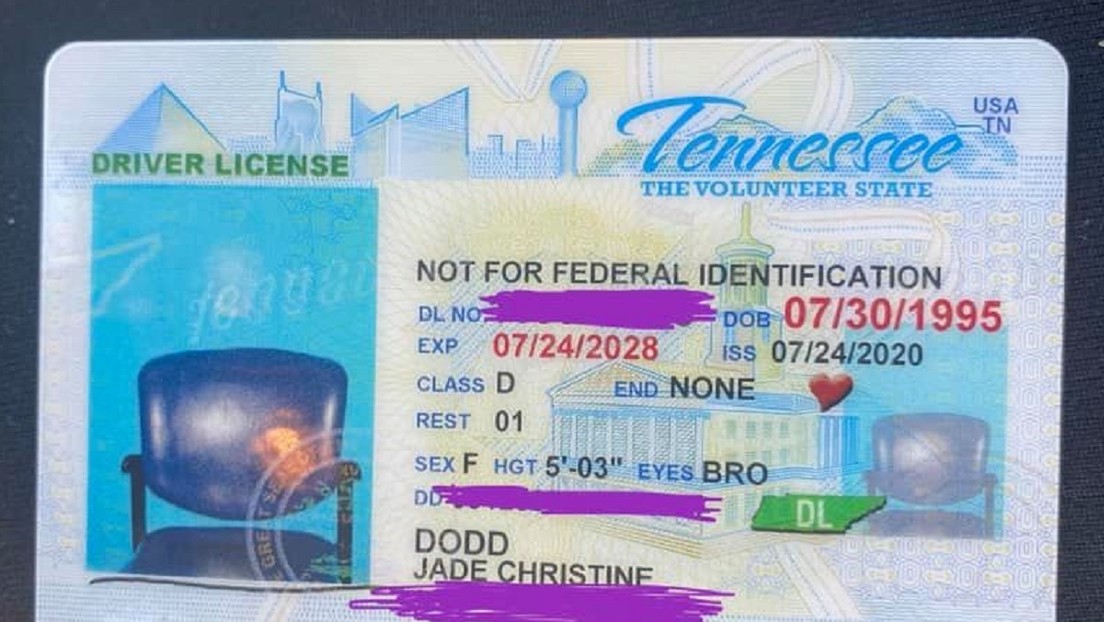 Una estadounidense recibe su licencia de conducir con la foto de una silla vacía