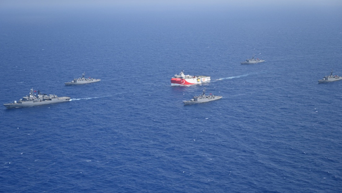 Francia "fortalecerá temporalmente" su presencia militar en el Mediterráneo tras exigir que Turquía detenga la exploración petrolera "unilateral"