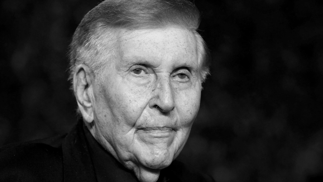 Sumner Redstone, magnate multimillonario de los medios, muere a los 97 años