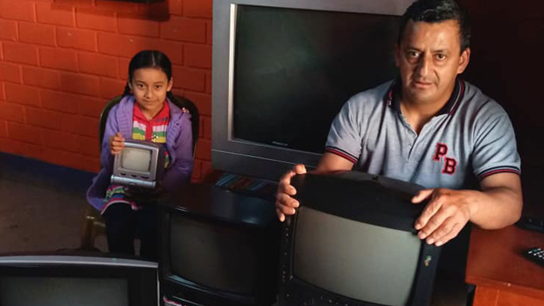 FOTOS: Un profesor peruano reparte televisores entre alumnos pobres para que no se pierdan las clases a distancia