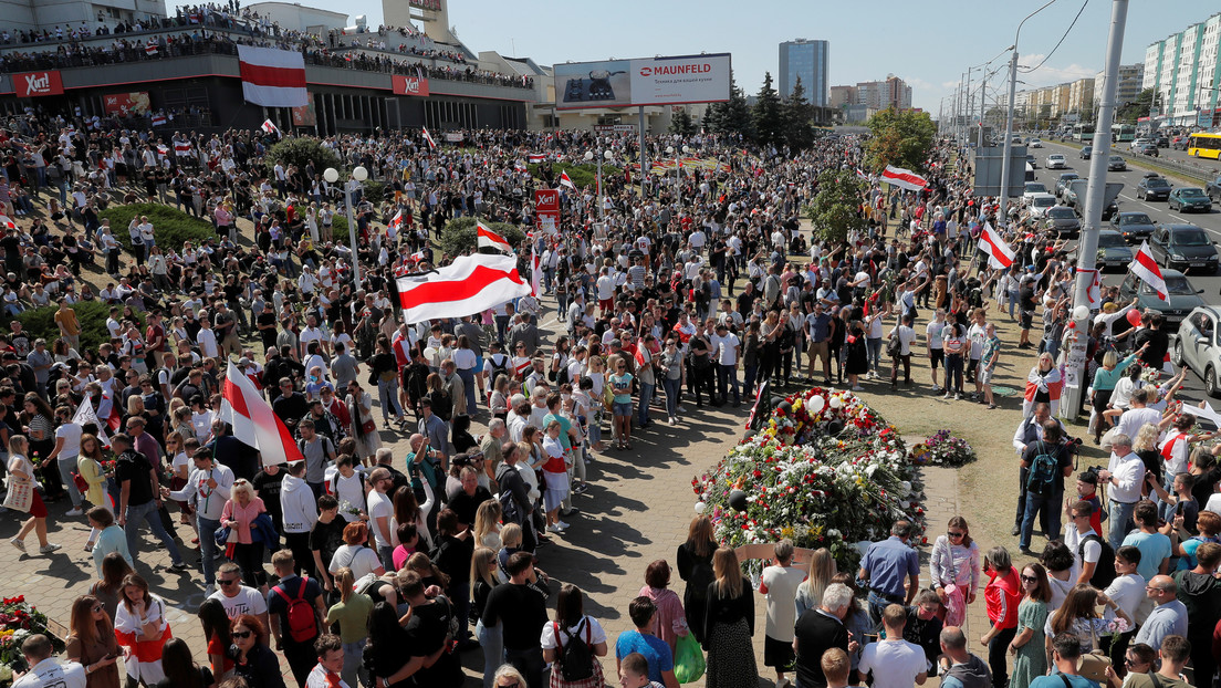 Miles de personas se reúnen en Minsk para honrar a un manifestante fallecido, en la séptima jornada de protestas en Bielorrusia