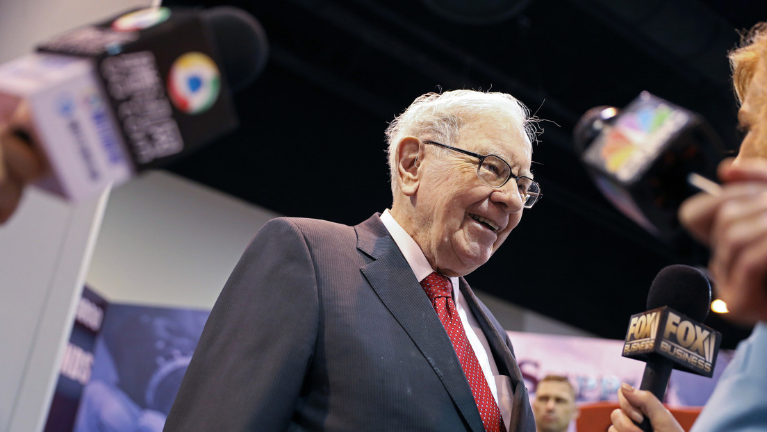Berkshire Hathaway de Warren Buffett vende una gran cantidad de sus acciones en bancos JPMorgan y Wells Fargo y compra las de una minera de oro