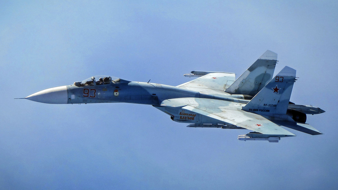 Un caza ruso Su-27 escolta un avión militar italiano que se acercaba a la frontera rusa sobre el mar Negro