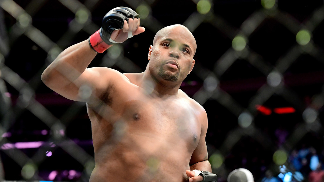 Daniel Cormier se retira de la UFC tras perder la pelea contra Stipe Miocic y quedarse casi ciego después de un pinchazo en un ojo