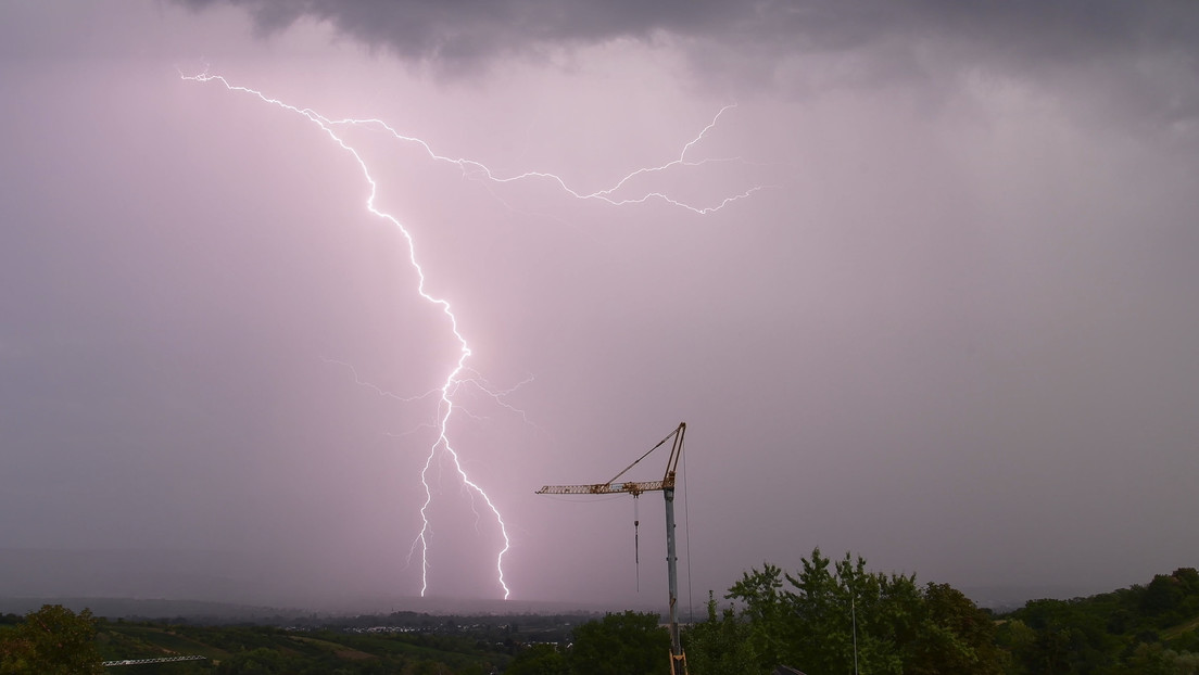 FOTO: Capturan un colosal rayo y un arco iris en una sola e impresionante imagen