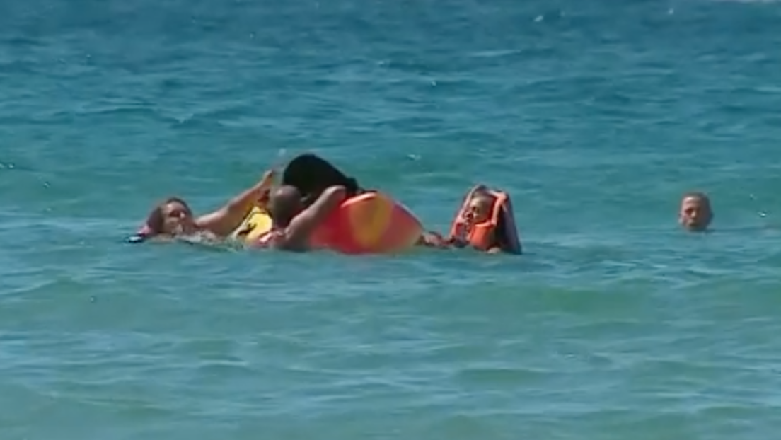 VIDEO: El presidente de Portugal se lanza al agua para rescatar a dos turistas en el océano en medio de una entrevista