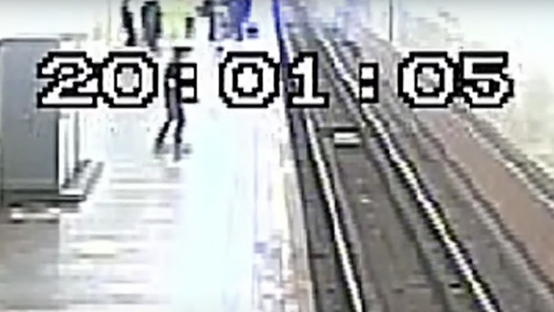 VIDEO: Un policía salva en el último instante a un hombre que cayó a las vías en el metro de Moscú