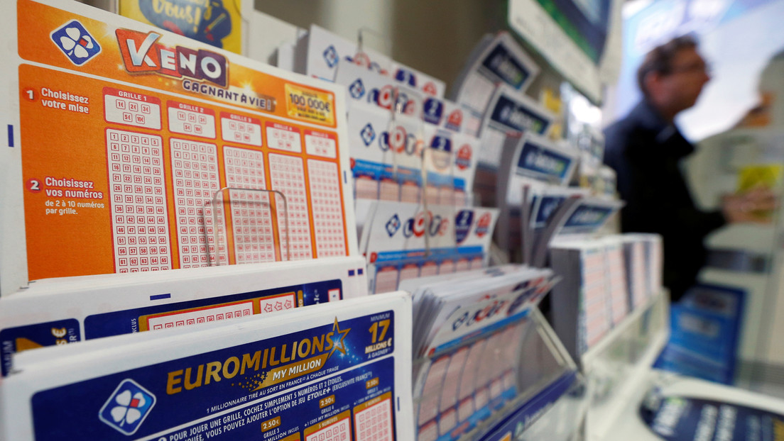 Un distraído jugador de lotería guarda por casi un mes el billete ganador de 1 millón de dólares y solo se da cuenta por casualidad