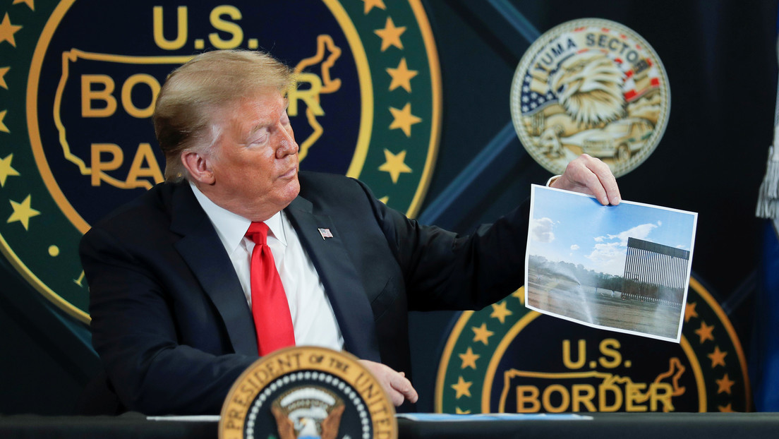 Trump dice que impondrá una tarifa a los automóviles que crucen desde México para financiar el muro en la frontera