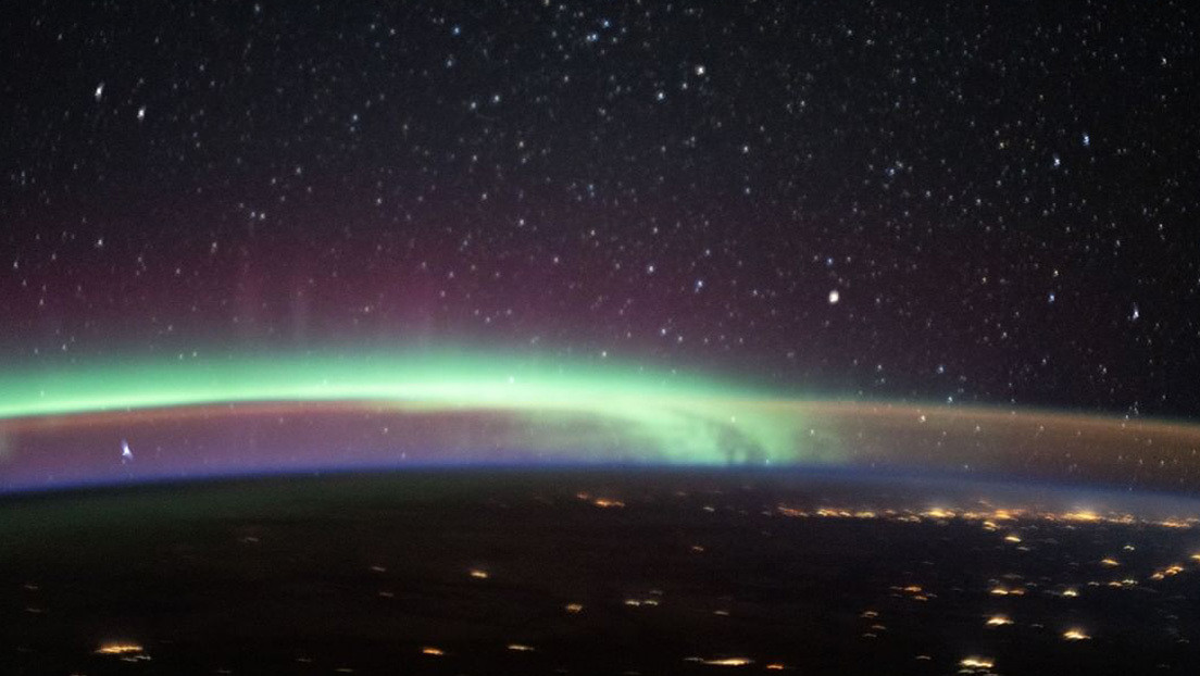 Captan dos de los fenómenos atmosféricos más coloridos de la Tierra en una sola imagen tomada desde la EEI
