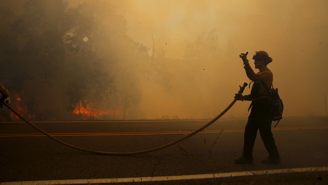 VIDEO: Bomberos avanzan entre las llamas para rescatar a gente atrapada en los incendios forestales de California