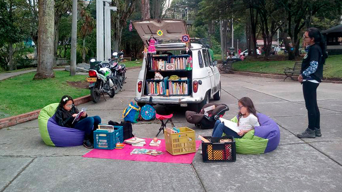 BibloCarrito R4: el viejo auto que recorre Colombia lleno de libros y deja en evidencia la desidia del Estado