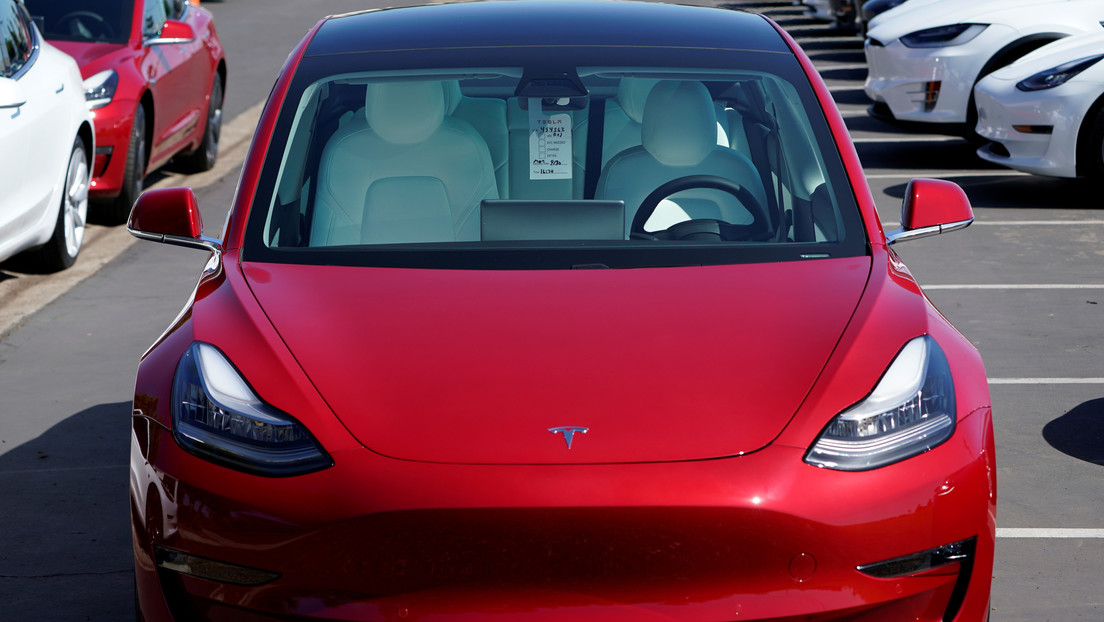 Tesla trabaja en un sensor que puede 'ver' cuando un niño es olvidado en un auto, para evitar el riesgo de insolación