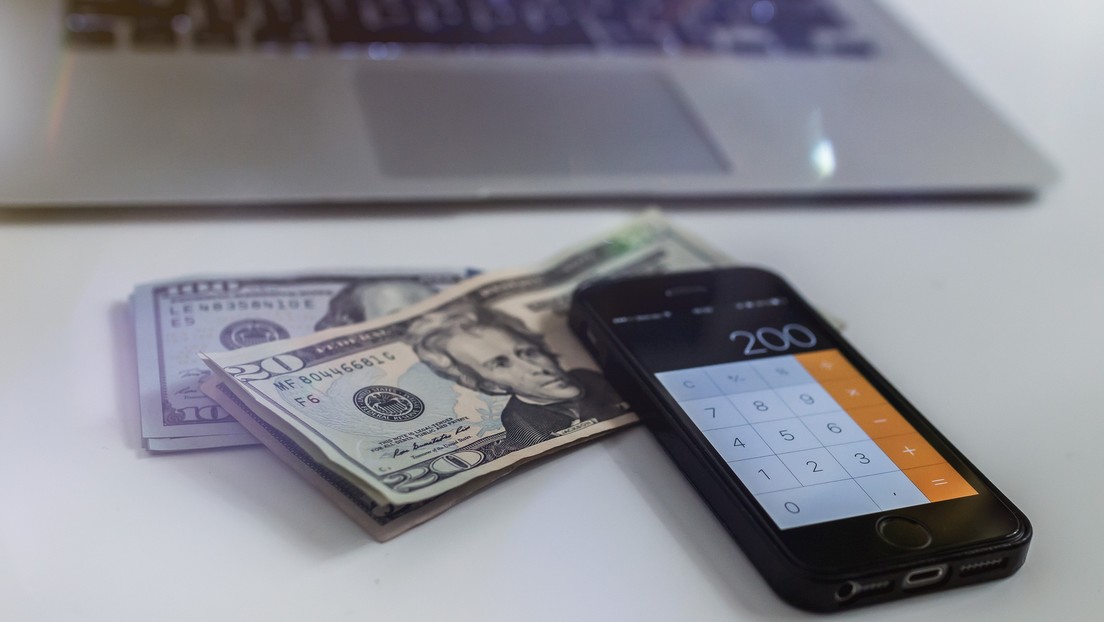 "¡Mis quince minutos de riqueza loca!": Abre la 'app' de su banco y descubre que tiene 2.450 millones de dólares extra