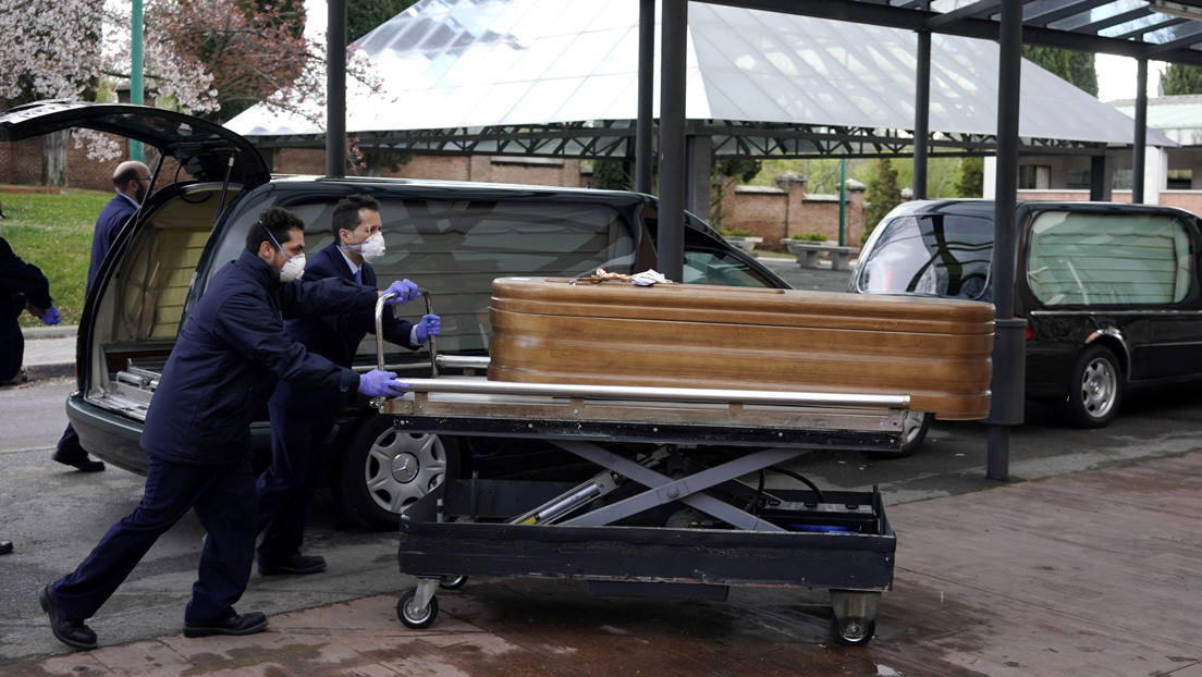 "Son nuestros abuelos": Un video de las nuevas tumbas en un cementerio madrileño para las víctimas de covid-19 conmociona a la Red