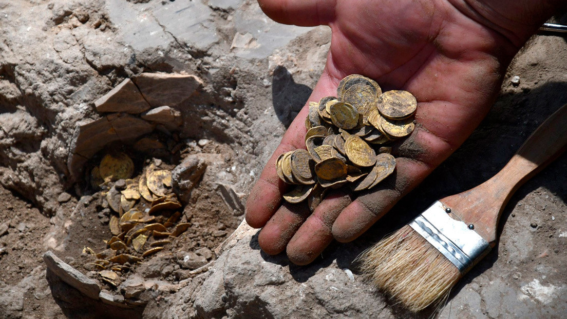 Hallan un tesoro enterrado con cerca de 425 monedas de oro de 24 quilates de más de 1.000 años de antigüedad