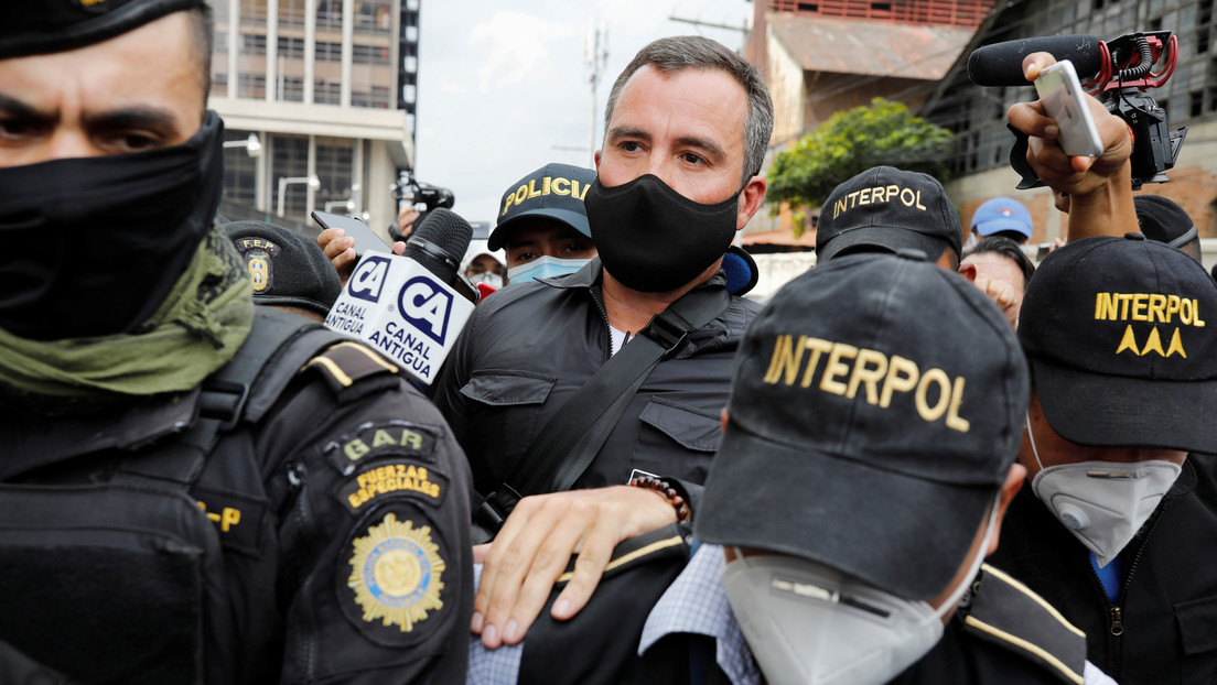 El exministro guatemalteco Alejandro Sinibaldi se entrega a la justicia tras permanecer cuatro años prófugo