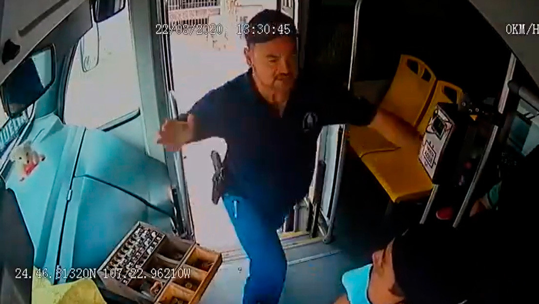 Un policía abofetea varias veces a un conductor de autobús tras un incidente de tráfico en México (VIDEO)