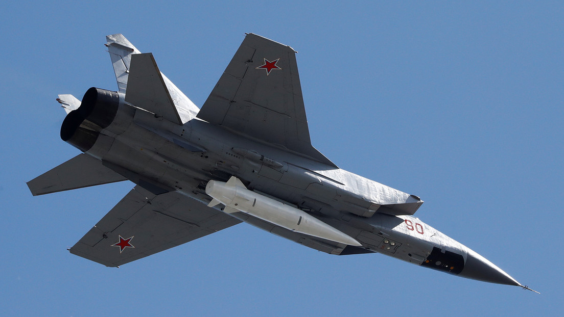 Un avión de combate ruso MiG-31 intercepta un avión noruego sobre el mar de Barents