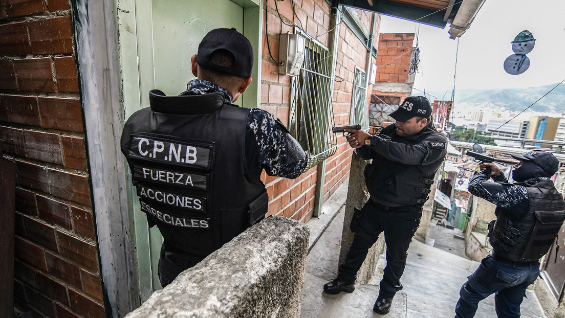 Members of the Bolivarian National Police Special Forces... PETARE, CARACAS, VENEZUELA - 2019/01/25: Members of the Bolivarian National Police Special Forces (FAES in Spanish) seen taking position during a Police raid operation against criminal group