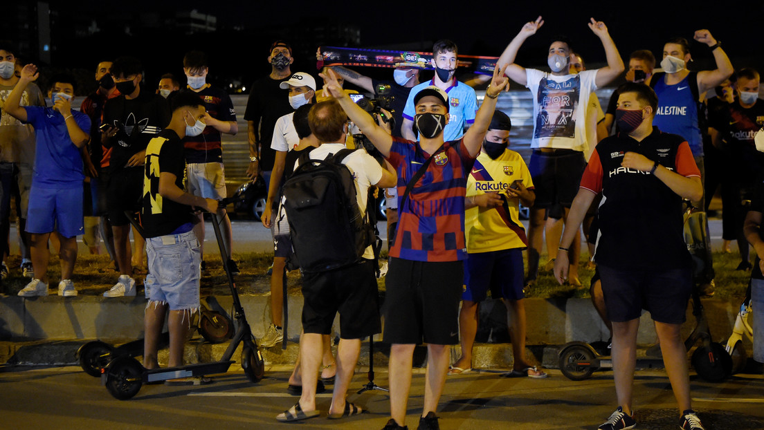 VIDEO: Hinchas indignados por reportes de la salida de Messi se concentran frente al Camp Nou y demandan la dimisión del presidente del F.C. Barcelona