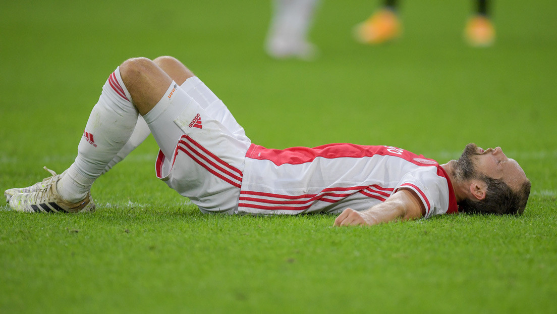 VIDEO: Un jugador del Ajax colapsa durante un partido después de que se "disparara" un dispositivo que controla su ritmo cardíaco