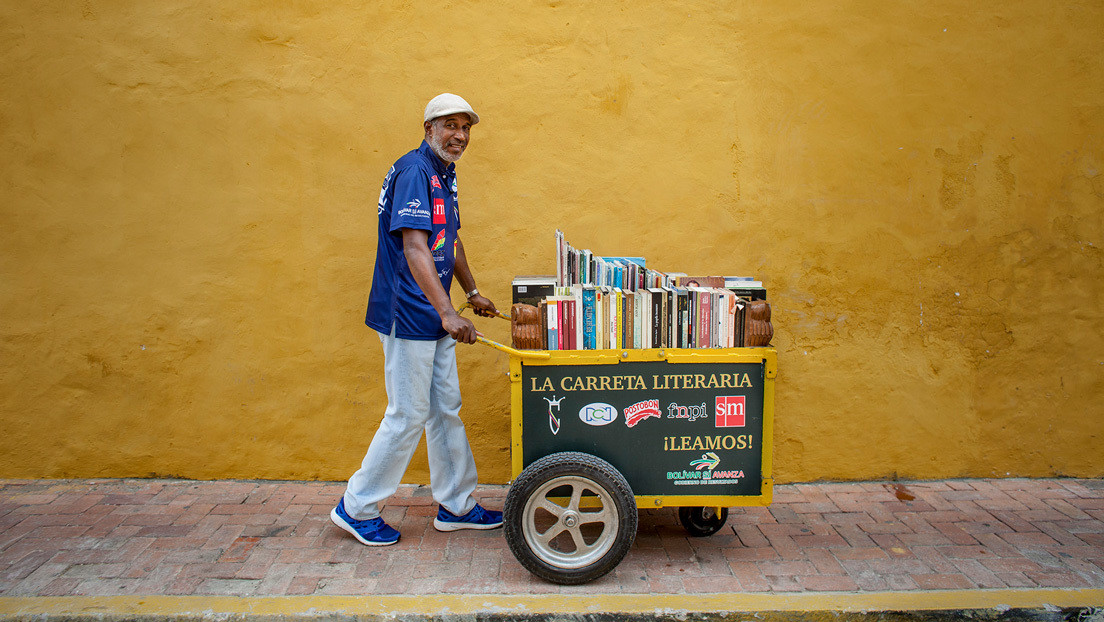 "No es una cosa exclusiva para las élites": El colombiano que cambió una carreta de agua para vender por 'otra' llena de libros