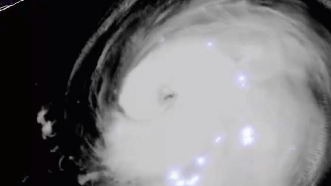 VIDEO: Imágenes satelitales muestran los relámpagos que se desatan dentro del huracán Laura