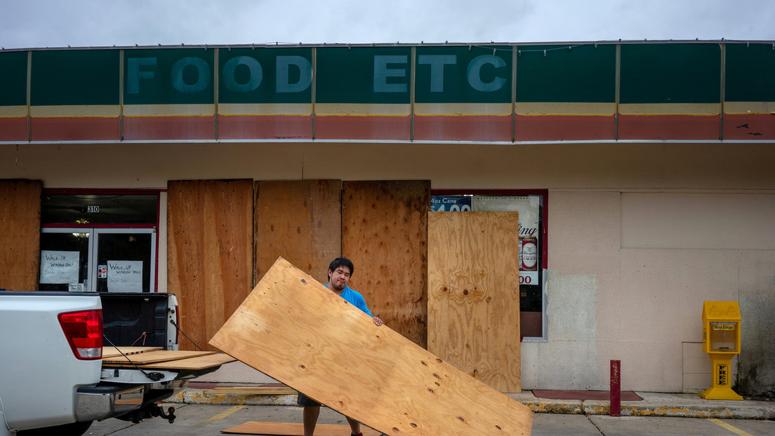VIDEOS: El huracán Laura deja sin electricidad a decenas de miles de personas en Texas y Luisiana
