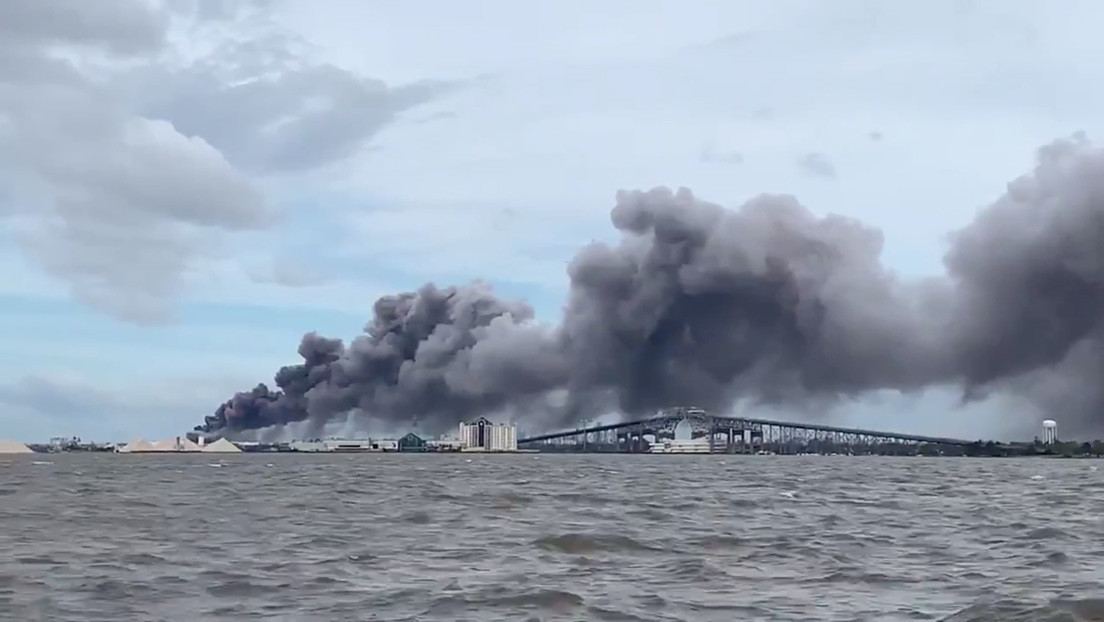 VIDEO: El gobernador de Luisiana llama a buscar refugio por un incendio en una planta de químicos tras el paso del huracán Laura