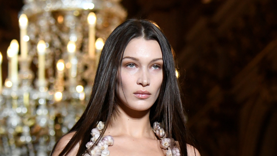 Bella Hadid revela los síntomas de su enfermedad "invisible"