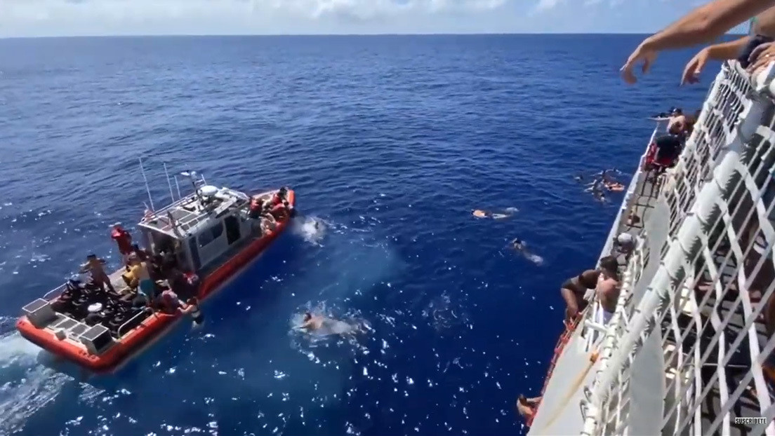 VIDEO: Un guardacostas de EE.UU. dispara a un tiburón para proteger a sus compañeros en alta mar