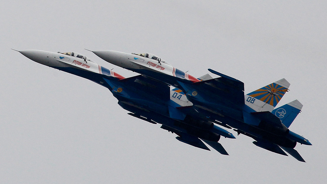 Un Su-27 ruso intercepta un avión de reconocimiento estadounidense sobre el mar Negro