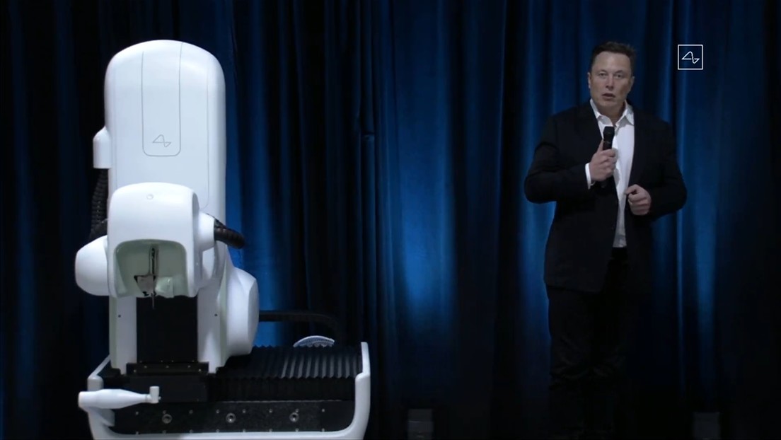 Elon Musk presenta en funcionamiento el prototipo de Link, dispositivo pensado para conectar el cerebro humano a un computador