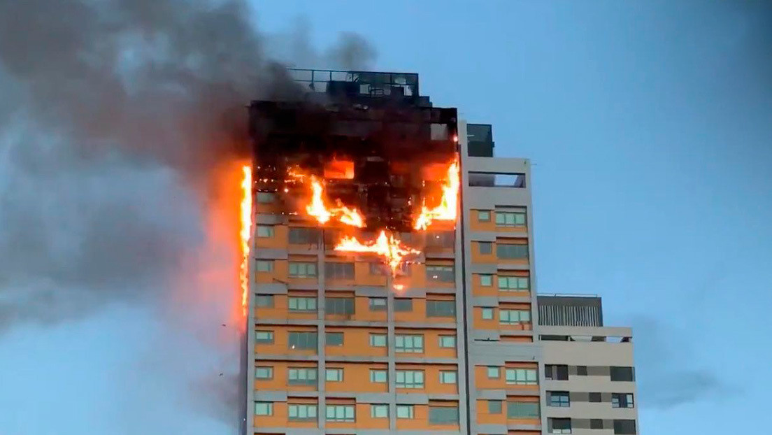 VIDEOS: Un fuerte incendio sume en llamas varios pisos de un edificio en Madrid