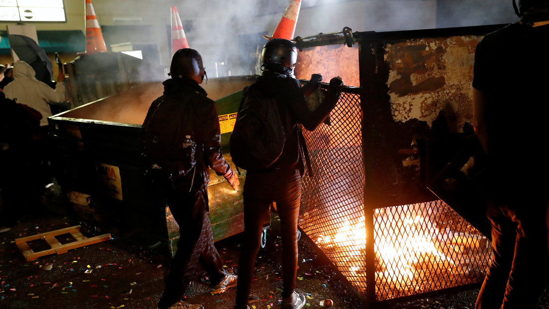 VIDEO: Manifestantes incendian la oficina de la Asociación de la Policía de Portland en medio de las protestas