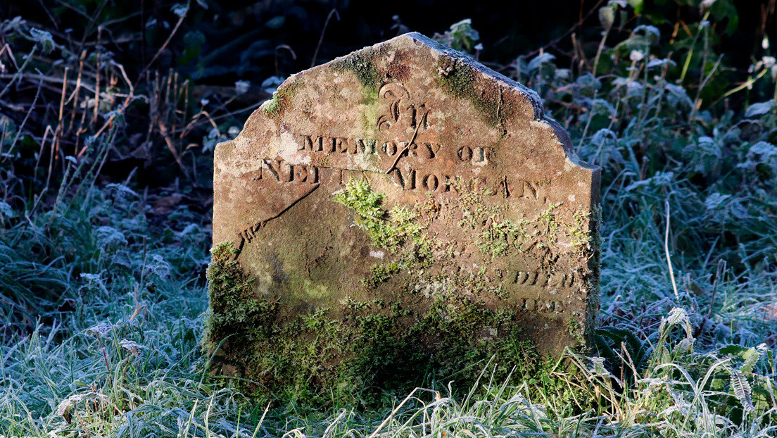 Una pareja encuentra una lápida de casi 300 años en el jardín de su casa