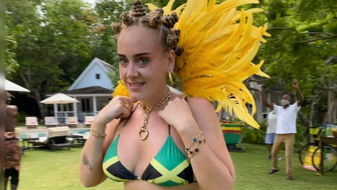 La cantante Adele es criticada por "apropiación cultural" tras posar con un bikini de bandera jamaiquina y peinado afrocaribeño