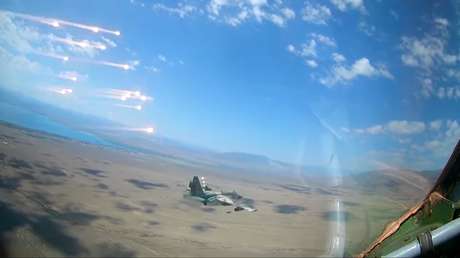 Video grabado desde la cabina de los 'tanques voladores' rusos Su-25 muestra ejercicios de ataque a un rival con bombas y misiles