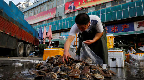 Se pinchó con una espina de pescado y podría perder una mano tras infectarse con una bacteria 'comecarne'