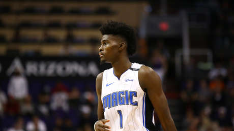 Jonathan Isaac se convierte en el primer jugador de la NBA que no se arrodilla durante el himno