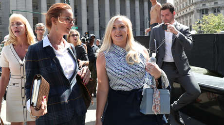 Exesclava sexual de Epstein tuitea un selfi junto a la piscina, burlándose de Ghislaine Maxwell, recluida en espera de juicio