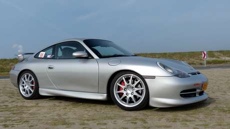 Logra comprar un Porsche 911 con un cheque falso (pero su avaricia lo arruina todo)