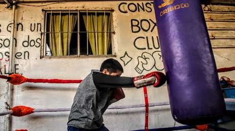 El ring de la estación': la lucha de un club de boxeo oculto entre trenes  que ayuda a niños de la calle en Argentina - RT