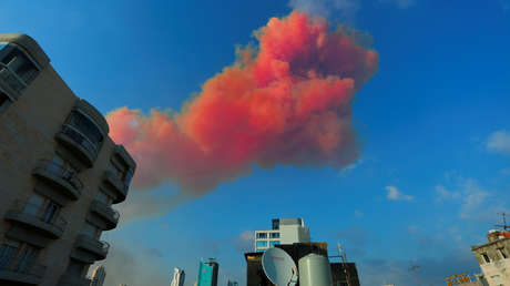 El humo rojizo de la explosión en Beirut se extiende a decenas de kilómetros (VIDEO, FOTO)