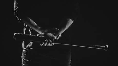 VIDEO: Pide a un hombre que se ponga mascarilla en una lavandería francesa y acaba golpeado con bates de béisbol