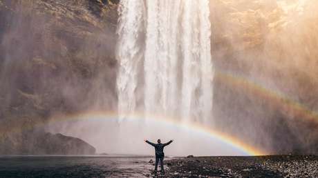 VIDEO: Una cascada china 'fluye al revés' por causa de un tifón