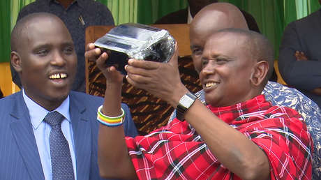 Un minero artesanal hace una fortuna al encontrar otra gigantesca gema de tanzanita