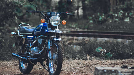 Brasil: Motociclista rueda directa a una alcantarilla tras ser atropellada por un coche (VIDEO)