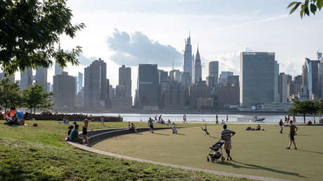 Vecinos de Nueva York acusan a las autoridades de registrar ilegalmente a pedófilos en un hotel de lujo cerca de una escuela